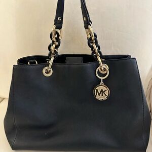 MICHAEL KORS CYNTHIA BLACK
SAFFIANO CROSSBODY LEATHER
SATCHEL BAG